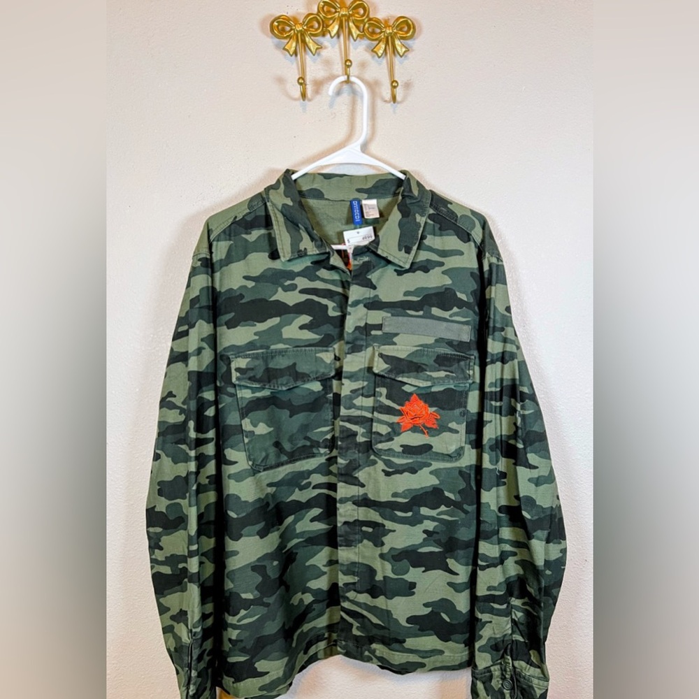 H&M DIVIDED Olive Green Camo Jacket with Red Embroidered Accents. Size L